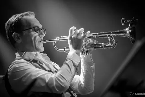 Le trompettiste de smoking Tropical